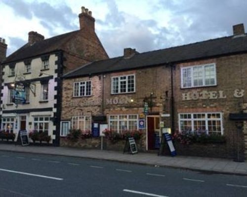 Half Moon Hotel And Restaurant in Alford