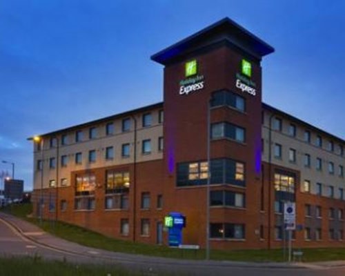 Holiday Inn Express London Luton Airport in Luton