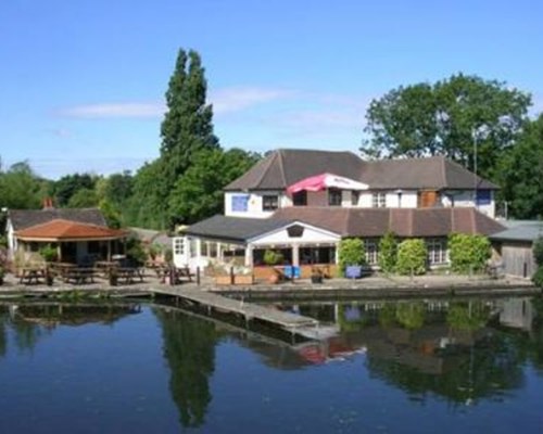 The WatersEdge, Canal Cottages in Uxbridge