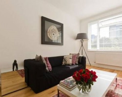 Three Bedroom Apartment in Manor Vale in London