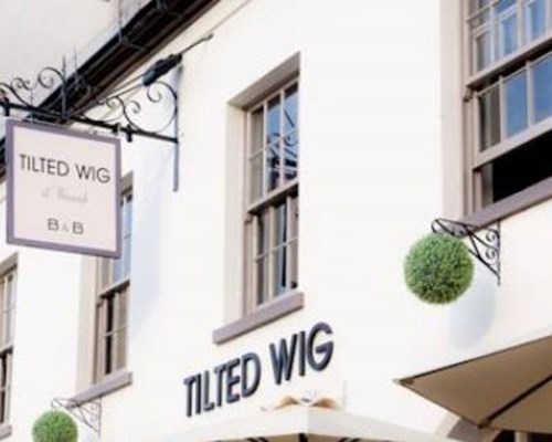 Tilted Wig in Warwick