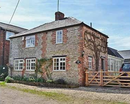 The Cottage On The Green in Hethe